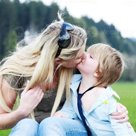 mom son kiss|9.306 Fotos und hochauflösende Bilder zu Mom Son Kiss